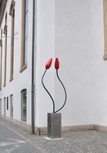 Blickfang vor der Galerie: Bruno Feger, Hagebutten 6-8-14, 2014, Stahl, farbig gefasst, 2-teilig