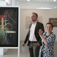 Kuratorin Linnea Streit in der Ausstellung Hans Hartung und die deutsch französische Freundschaft