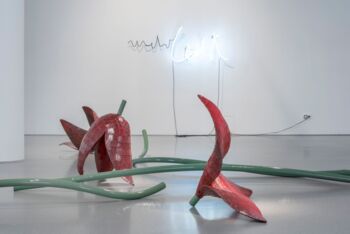 Blick in die Ausstellung, vorne: Tulpen 26-9-17, 2017, (2010), Stahl, farbig gefasst, 7-teilig, 82 x 720 x 1060 x cm (Ausschnitt), Wand: Letzte Worte – mehr Licht 15-6-13, aus der Serie Stahl-/Lichtworte, 2013, Stahl, Neon, 67 x 193 x 26 cm. © Künstler, F