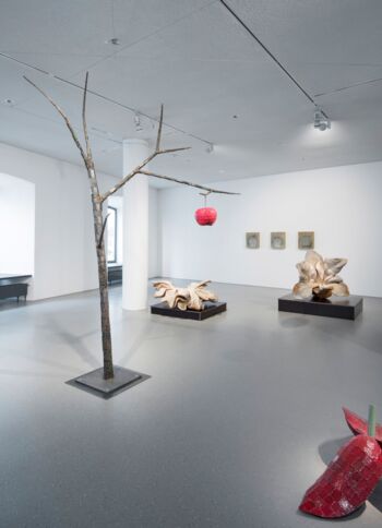 Blick in die Ausstellung »Bruno Feger. Augenblick, verweile doch«, links Mitte: Paradiesbaum 16-8-1,2017, Stahl, farbig gefasst, 350 x 165 x 160 cm. © Künstler, Foto: Frank Kleinbach