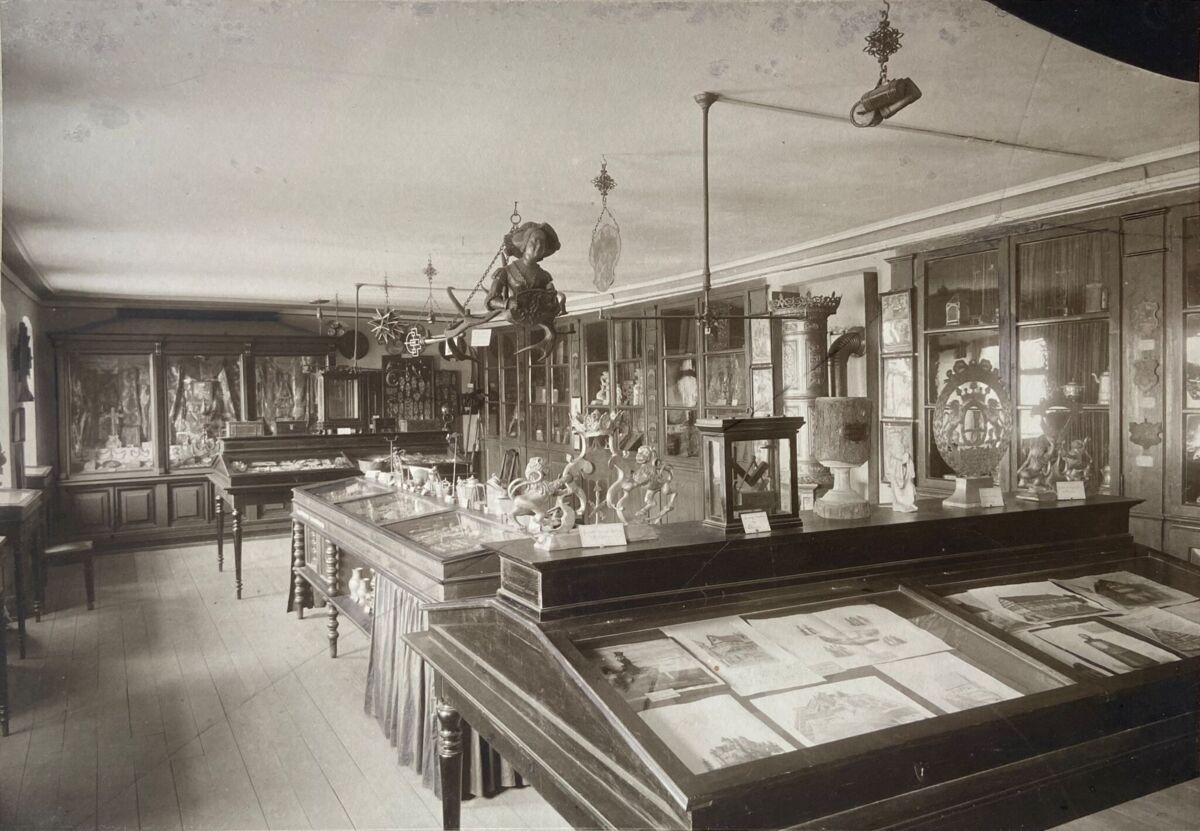 Der große Saal der »Alterthumssammlung«, 1897, mit dem »Leuchterweibchen« an der Decke (heute in der musealen Schausammlung). © Museum im Prediger, Schwäbisch Gmünd