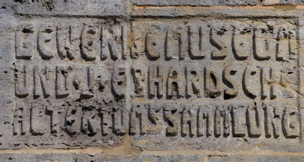 Gewerbemuseum und J. Erhardsche Altertumssammlung, Inschrift am Eingang an der Südfassade. Foto: HfG