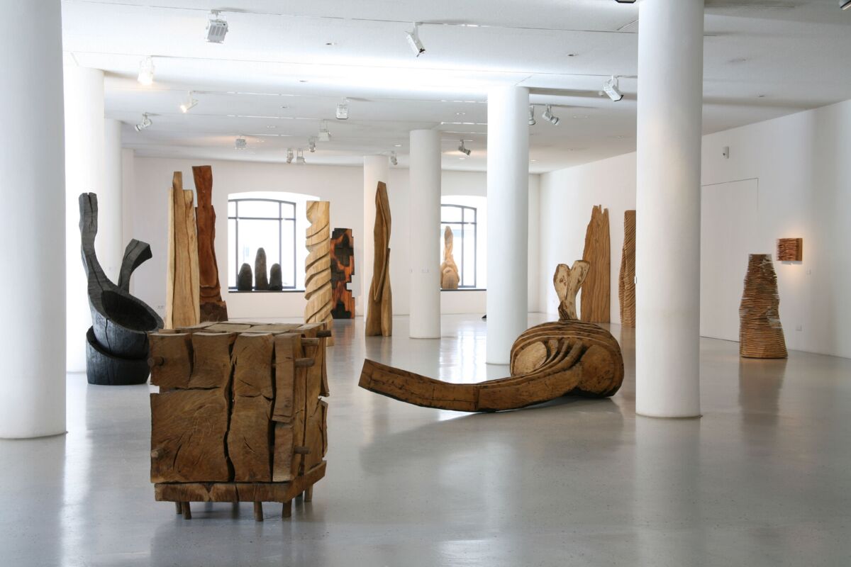 Installationsansicht »David Nash. Trunks Thicken, Branches Lengthen, Roots Deepen«, 21. September bis 26. November 2006 Galerie im Prediger. © Museum im Prediger, Schwäbisch Gmünd