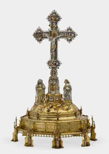 Kreuzreliquiar in Form eines Kalvarienbergs, Ulm 1440/1450, Silber, vergoldet, Email, Kupfer, vergoldet, Amethyst, Kreuzpartikel, H 82 cm. Museum im Prediger, Schwäbisch Gmünd. Foto: Jens Bruchhaus.