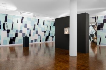 Ausstellungsansicht TIMELESS SILVER mit der ortsspezifischen Installation »Bossa Nova Mystery« von Rolf Poellet, Frankfurt a. M., 2022, Öl auf Karton, 312-teilig, H 300 cm × B 3300 cm. © Museum im Prediger und Künstler. Foto: Frank Kleinbach.