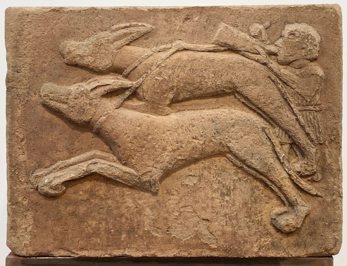 Reliefquader aus der Johanniskirche: Hunde und Jäger, 13. Jahrhundert, Sandstein. © Museum im Prediger Schwäbisch Gmünd.