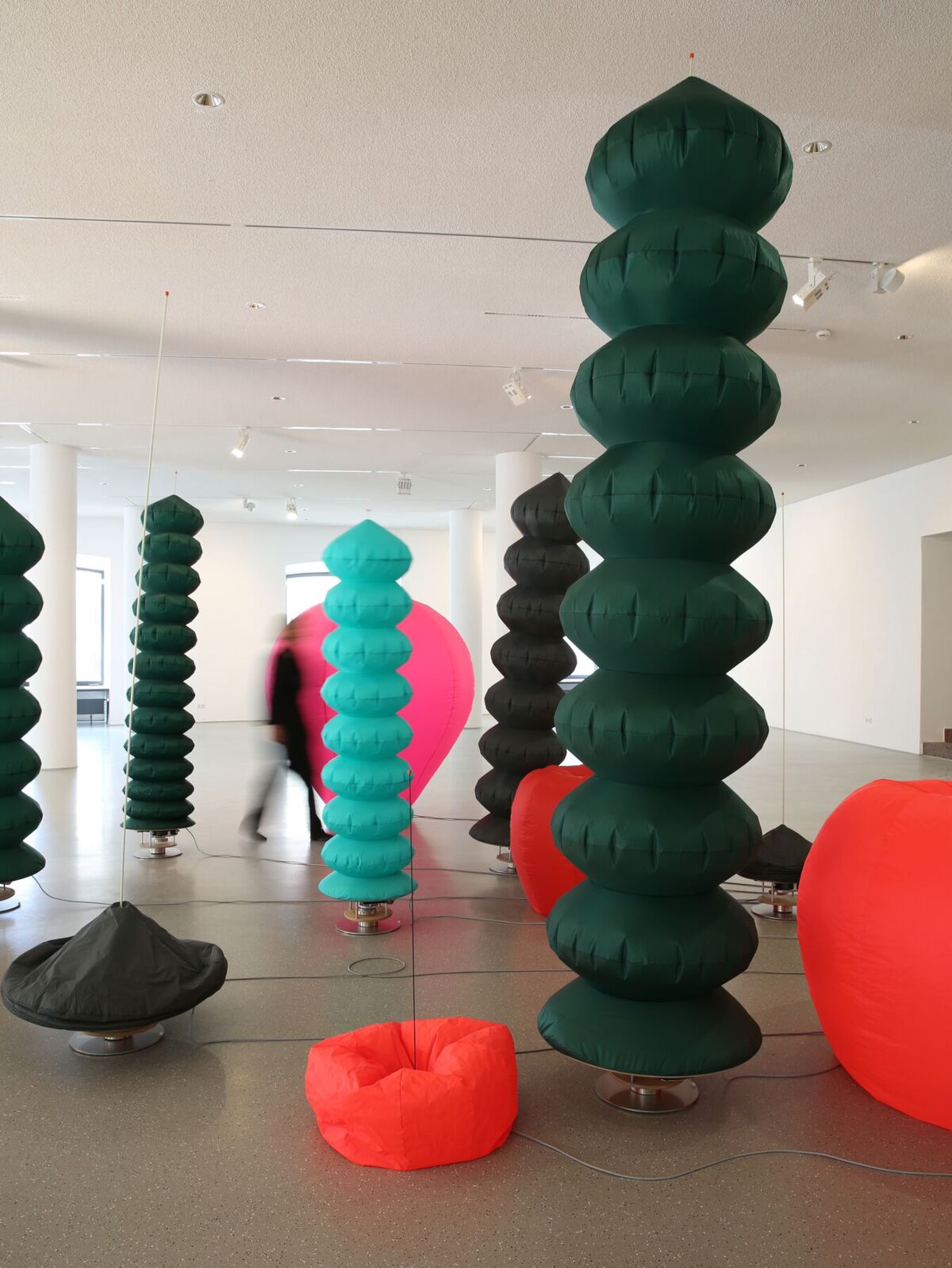 Bettina Bürkle / Klaus Illi, Installationsansicht »Paradise Lost«, 2021, Ballonstoff, Ventilatoren, SPS-Industriesteuerung, H: 70-370 cm. © VG Bild-Kunst Bonn, 2021, Foto: Klaus Illi.
