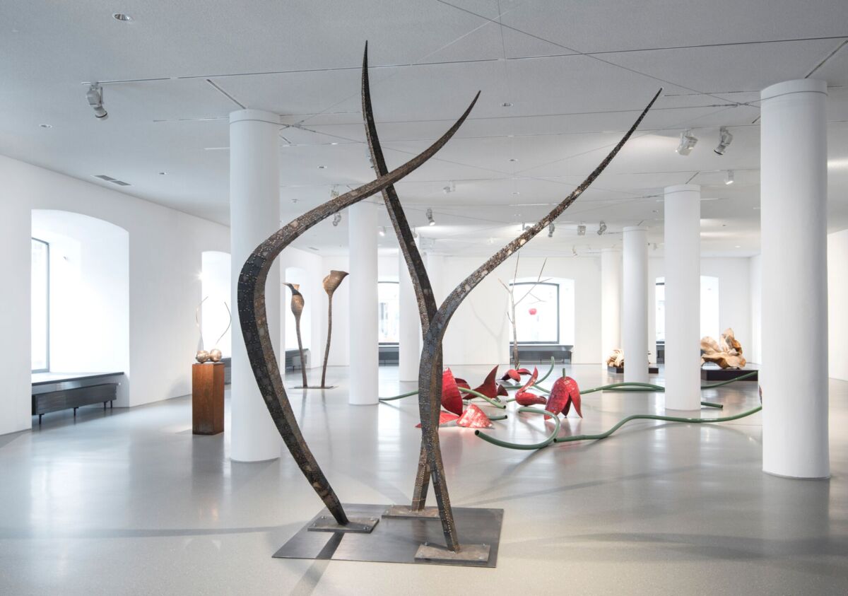 Blick in die Ausstellung »Bruno Feger. Augenblick, verweile doch«, im Vordergrund: Gräser 12-9-17, 2017, Stahl, 3-teilig. © Künstler, Foto: Frank Kleinbach