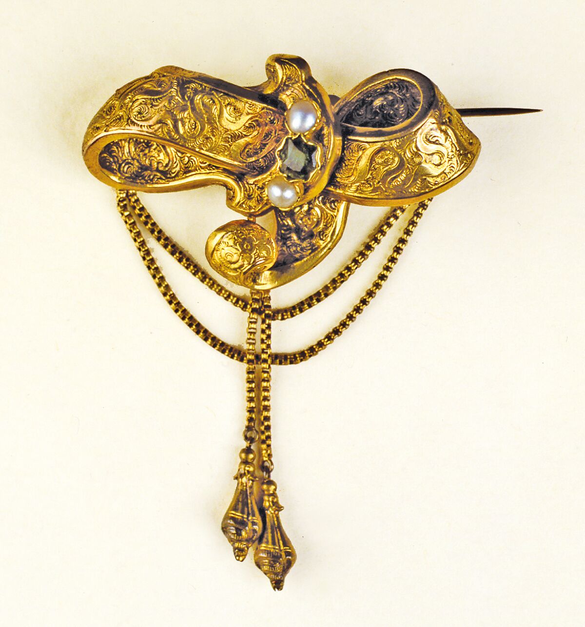 Fa. Ott, Brosche, Silber vergoldet, Samaragd, Perlen, um 1848. © Museum im Prediger Schwäbisch Gmünd