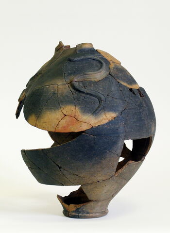 Grab 170, Grab eines Jungen, 155/160-180/190 n. Chr., engobierte Flasche mit Kerbbandverzierung und Schlangenauflage. © Museum im Prediger, Schwäbisch Gmünd, Foto: Joachim Haller.