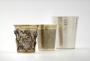 3 Becher, v. l. n. r.: Karl Rothmüller, Zierbecher mit Weinrankendekor, München, 1892 / Christoph Laminit, Taufbecher, Memmingen, um 1630 / Florian Färber, Becher, Schwäbisch Gmünd, 2015. © Museum im Prediger, Schwäbisch Gmünd, Foto: Jens Bruchhaus.