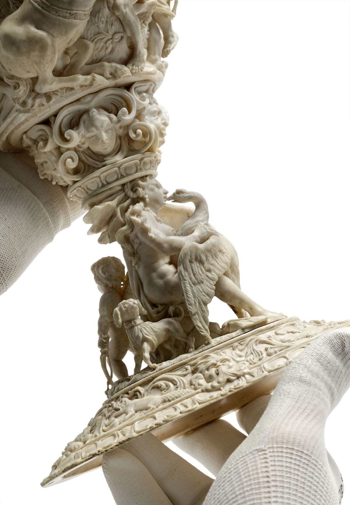 Johann Michael Maucher, Kanne, Detail mit Leda und Hund, Schwäbisch Gmünd, 1672–73. © Hohenlohe Museum, Neuenstein