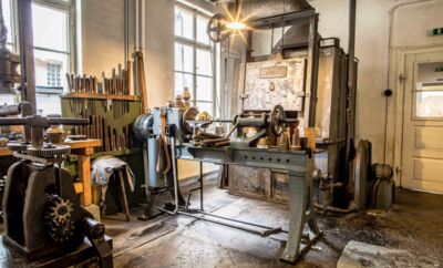 OTT-PAUSERSCHE FABRIK, Erdgeschoss, Fallhammer und Metalldrückbank. © Museum im Prediger Schwäbisch Gmünd, Foto: Elias Blumenzwerg.