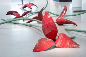 Bruno Feger, Tulpen 26-9-17, 2017, (2010), Stahl, farbig gefasst, 7-teilig, 82 x 720 x 1060 x cm (Ausschnitt). © Künstler, Foto: Frank Kleinbach