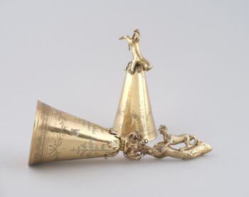 Hans Pezolt, Zwei Sturzbecher der Familie Tetzel, Nürnberg, um 1610, Silber, vergoldet, getrieben, gegossen, graviert, geätzt, H 18,1 cm und 27,7 cm. © Germanisches Nationalmuseum, Nürnberg, Foto: Monika Runge.