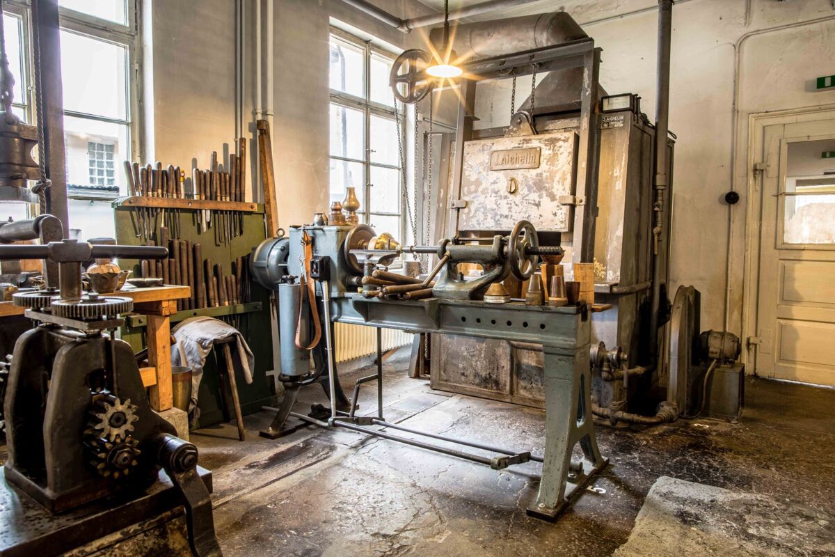 OTT-PAUSERSCHE FABRIK, Erdgeschoss, Fallhammer und Metalldrückbank. © Museum im Prediger Schwäbisch Gmünd, Foto: Elias Blumenzwerg.
