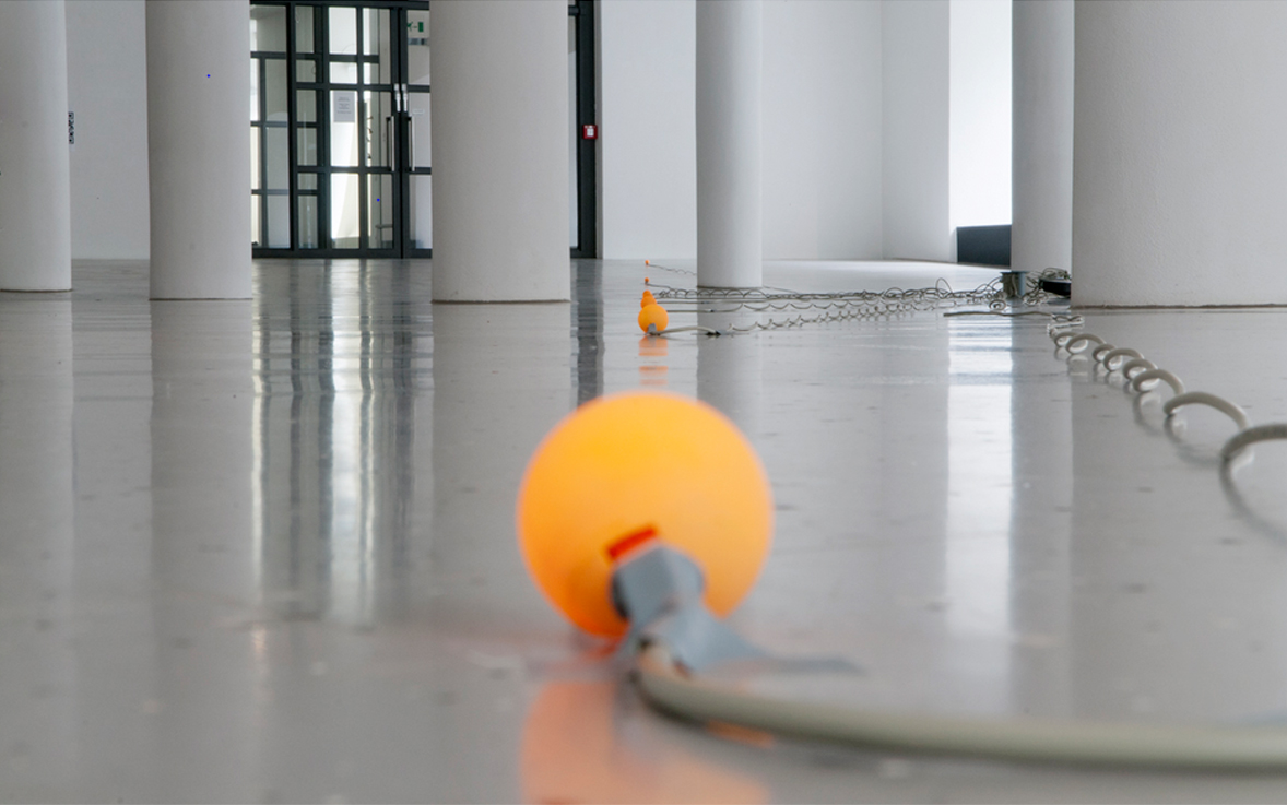 Peter Rösel. 306,05 m/sec, Installationsansicht aus der Ausstellung, Galerie im Prediger Schwäbisch Gmünd, 2014. © VG Bild-Kunst, Bonn/Künstler, Foto: Künstler.
