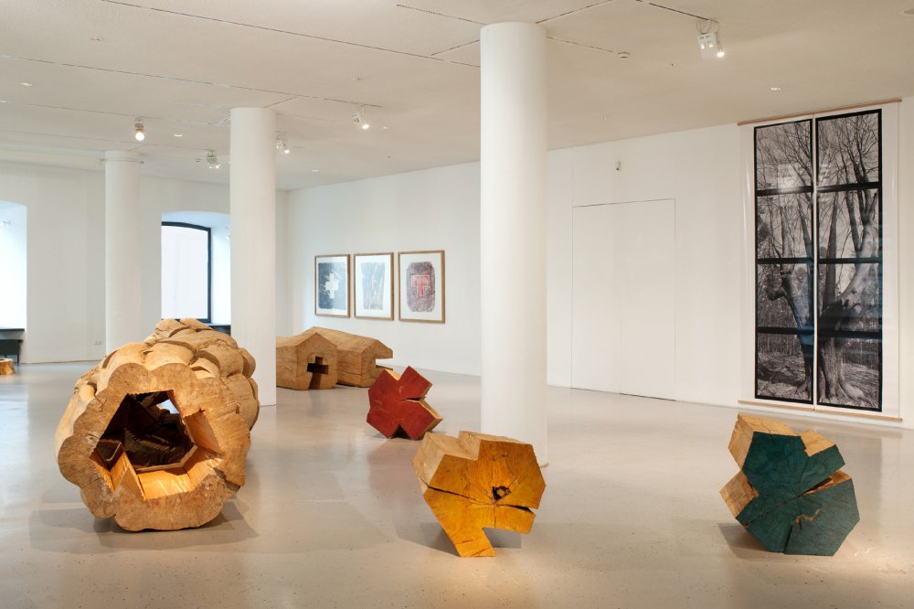 Austellungsansicht: Klaus Simon. Sichten – Skulpturen, Fotografien, Drucke. © Bild-Kunst, Bonn 2016.