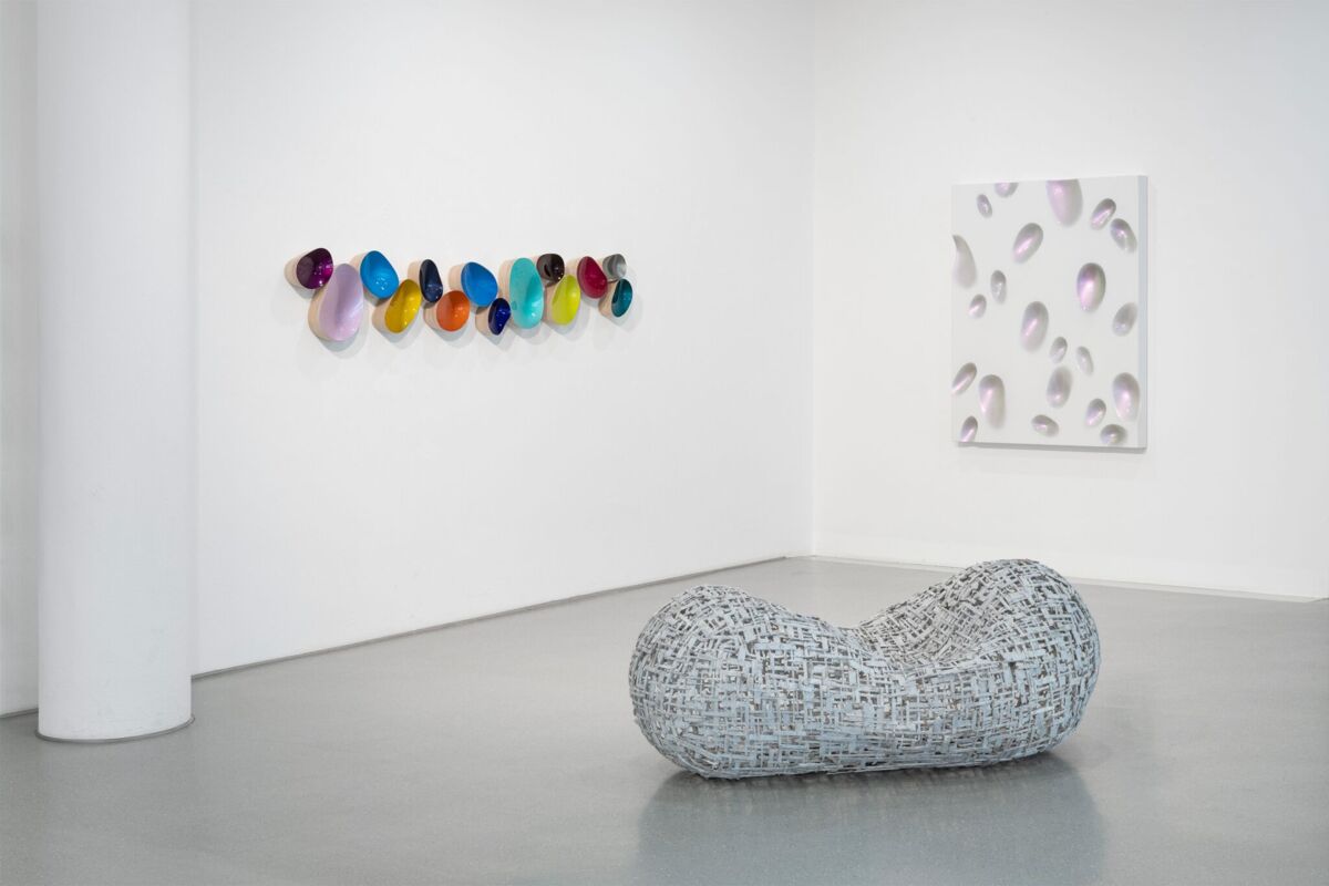 Installationsansicht Galerie im Prediger: Wandobjekte, 14-teilig, 2023 / Tafelobjekt, 2022 / Bodenobjekt, 1996. © VG Bild-Kunst, Bonn 2023. Foto: Frank Kleinbach, Stuttgart.