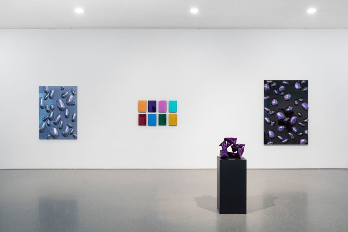 Installationsansicht Galerie im Prediger: Tafelobjekt, 2022 / Installation Tafelobjekte, 8-teilig, 2022 / Tafelobjekt, 2021 / Wand- bzw. Sockelobjekt, 2022. © VG Bild-Kunst, Bonn 2023. Foto: Frank Kleinbach, Stuttgart.