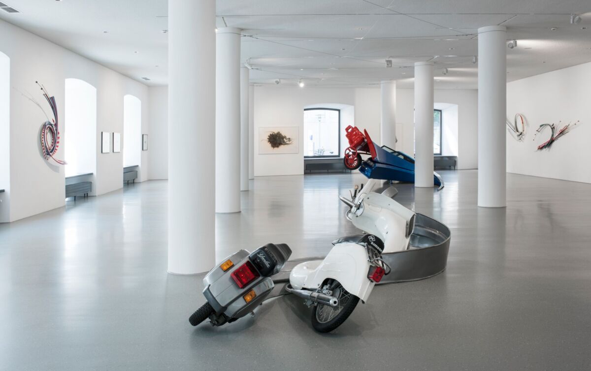 Ausstellungsansicht »Stefan Rohrer. Roller Coaster, Galerie im Prediger 2017: Roller Coaster, 2009, Motorräder, Stahl, Lack, 80 x 140 x 720 cm (vorne). © Courtesy Galerie Scheffel, Bad Homburg & Künstler, Foto: Frank Kleinbach, Stuttgart Ausstellungsansicht »Stefan Rohrer. Roller Coaster, Galerie im Prediger 2017: Roller Coaster, 2009, Motorräder, Stahl, Lack, 80 x 140 x 720 cm (vorne). © Courtesy Galerie Scheffel, Bad Homburg & Künstler, Foto: Frank Kleinbach, Stuttgart