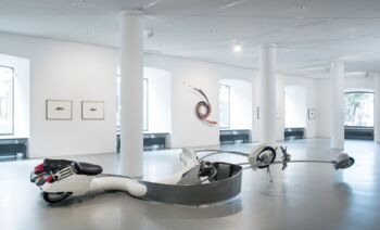 Ausstellungsansicht »Stefan Rohrer. Roller Coaster, Galerie im Prediger 2017: Roller Coaster, 2009, Motorräder, Stahl, Lack, 80 x 140 x 720 cm (vorne). © Courtesy Galerie Scheffel, Bad Homburg & Künstler, Foto: Frank Kleinbach, Stuttgart