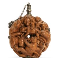 Johann Michael Maucher (1645 – 1701), Pulverflasche, um 1680, Buchsbaum, Metall 18 × 14 cm × 8,5 cm. © Museum im Prediger, Schwäbisch Gmünd.