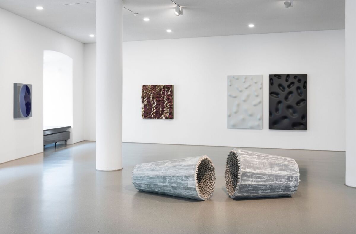 Installationsansicht Galerie im Prediger: Tafelobjekt, 2021 / Tafelobjekt, 2021 / Tafelobjekt, 2-teilig, 2022 / Bodenobjekt, 2-teilig, 2000. © VG Bild-Kunst, Bonn 2023. Foto: Frank Kleinbach, Stuttgart. Installationsansicht Galerie im Prediger: Tafelobjekt, 2021 / Tafelobjekt, 2021 / Tafelobjekt, 2-teilig, 2022 / Bodenobjekt, 2-teilig, 2000. © VG Bild-Kunst, Bonn 2023. Foto: Frank Kleinbach, Stuttgart.