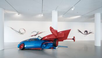 Ausstellungsansicht »Stefan Rohrer. Roller Coaster, Galerie im Prediger 2017: Fast and Furious, 2016, Auto, Stahl, Lack, 180 x 300 x 500 cm (vorne). © courtesy Galerie Scheffel, Bad Homburg & Künstler, Foto: Frank Kleinbach, Stuttgart