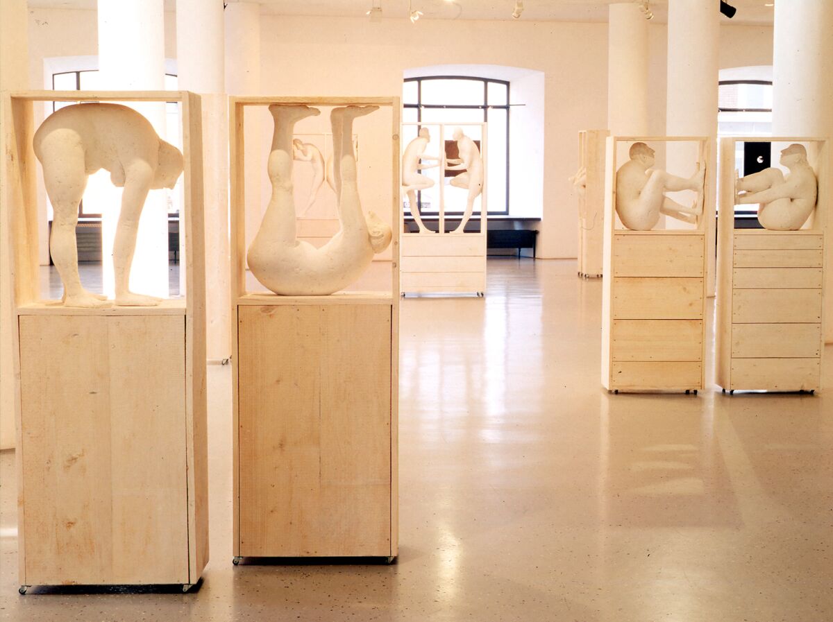 Ausstellungsansicht: Karl Ulrich Nuss. Kastenfiguren – Neue Arbeiten in Gips, Galerie im Prediger 2005. © Künstler, Foto: Museum im Prediger, Joachim Haller.