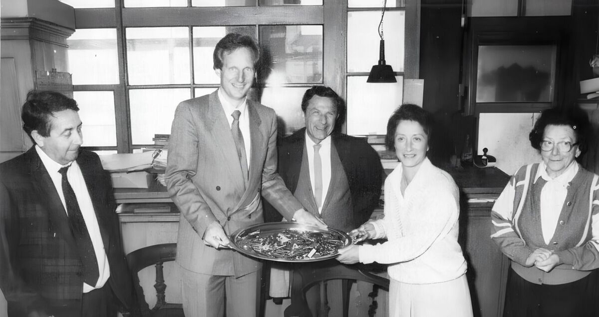 Schlüsselübergabe für die Ott-Pausersche Fabrik 1992 durch den Museumsvereinsvorsitzenden Dr. Fritz Eberhard (Mitte) an Oberbürgermeister Dr. Wolfgang Schuster (2. v. l.). Foto: Museum im Prediger.